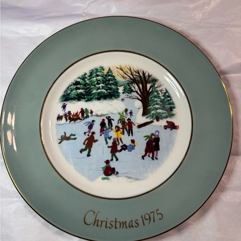 🎄 Vintage Avon Christmas Plate 1975 | Winter Skating Scene | Gold Trim